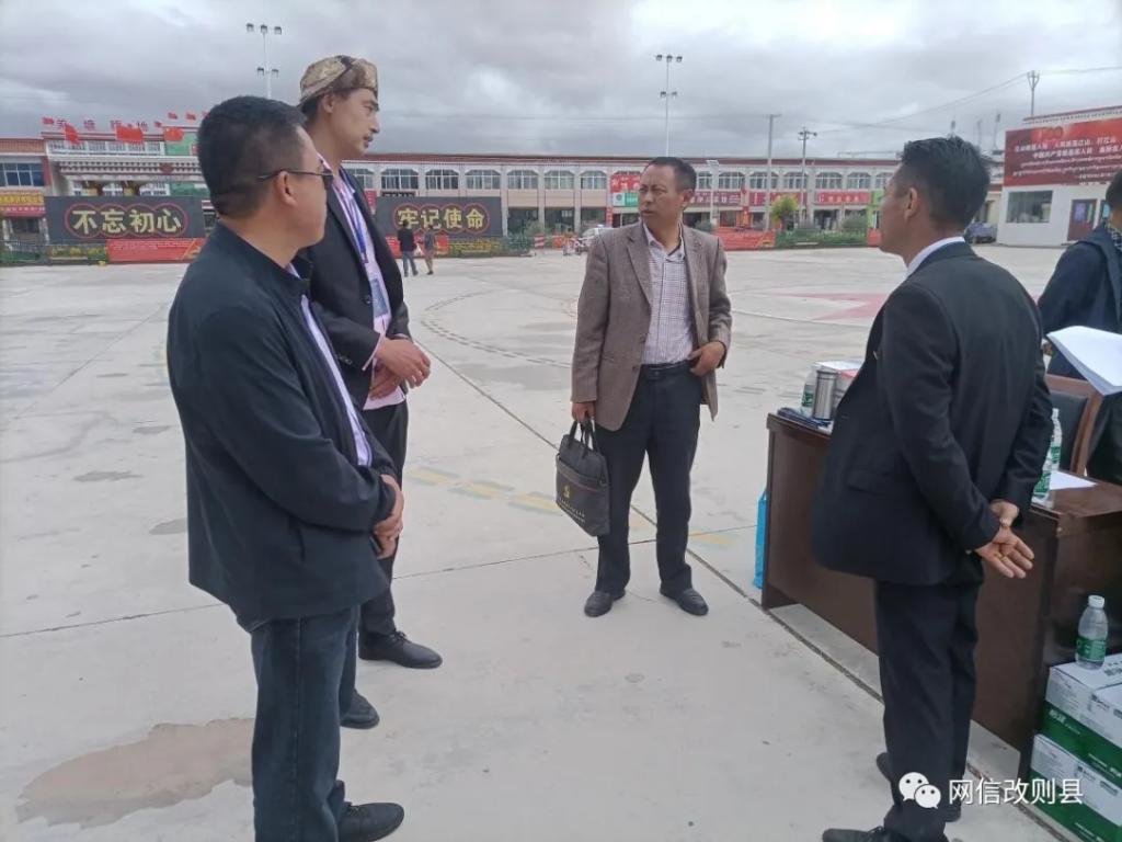 招聘会上,改则县委常委,政府副县长大平措对提供就业岗位的各界企业家
