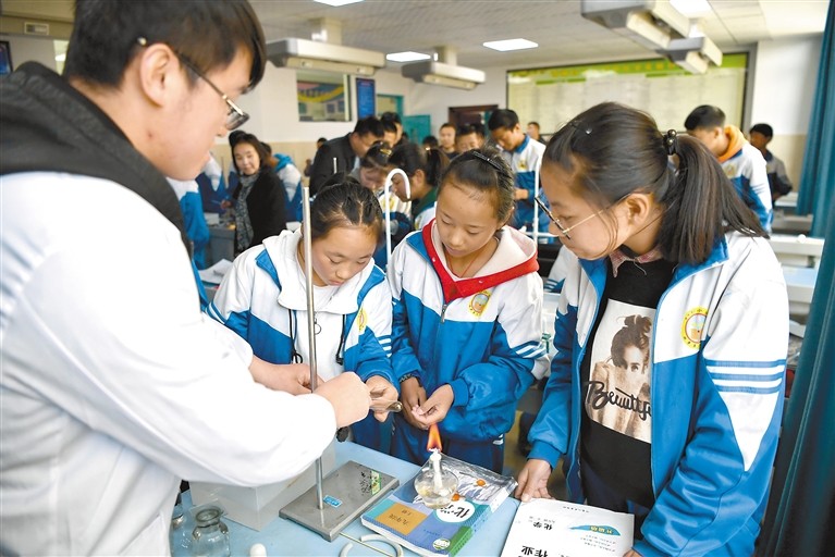 拉萨市第六中学的老师在化学实验室指导学生做实验.
