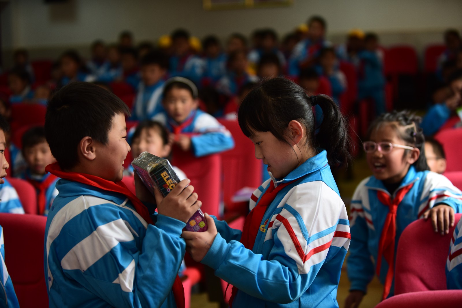 图五：一名学生将自己抽奖到的小礼品展示给同学.JPG