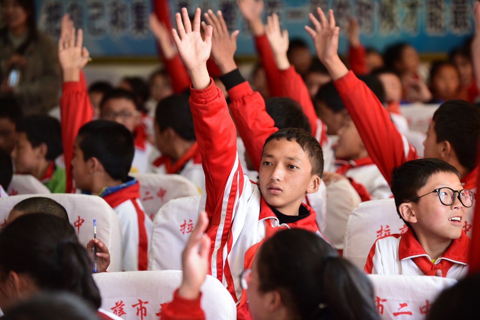 图二：学生踊跃举手竞答 查日摄影.JPG