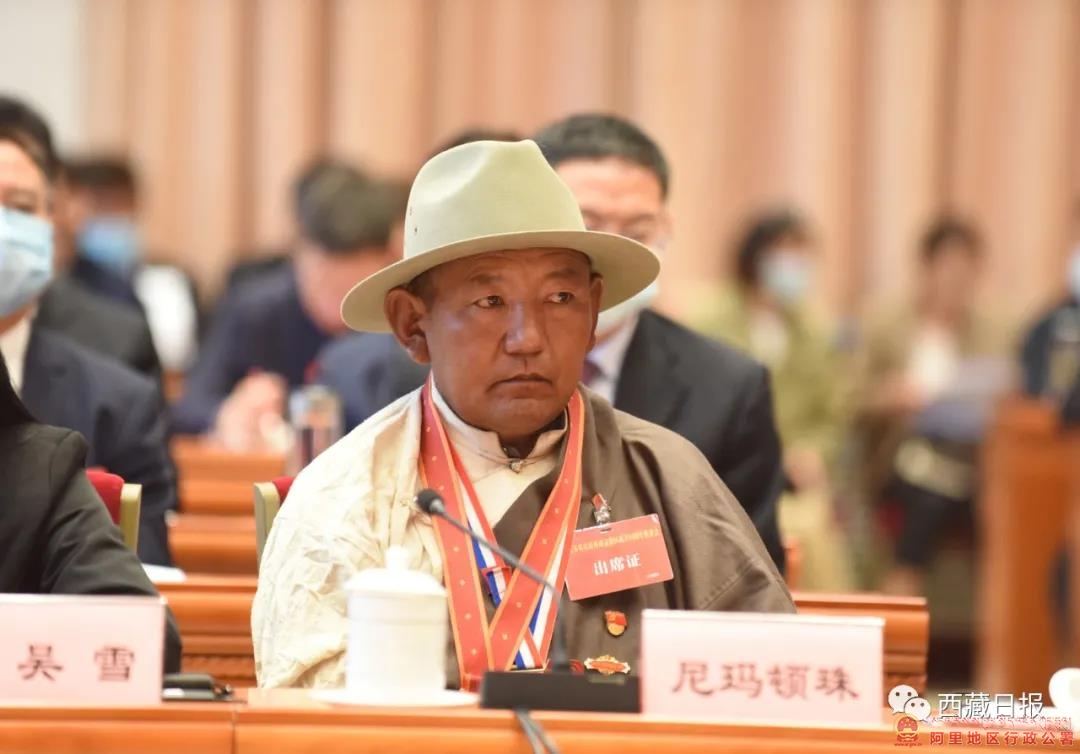 这是改革先锋奖章获得者代表尼玛顿珠.