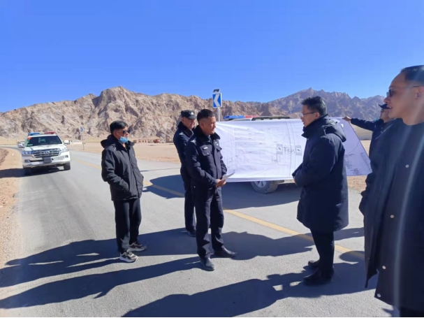 在公安检查站点,袁富国强调,要切实发挥维稳力量连续