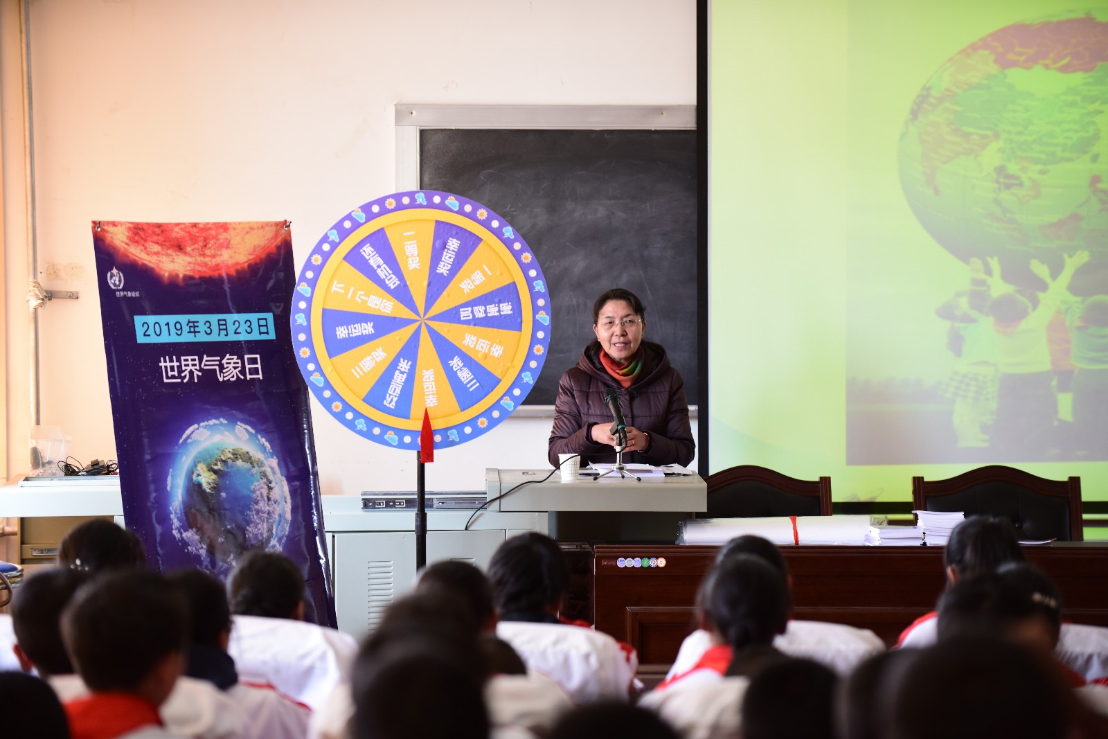 图一：气象专家给学生们讲解气象科普知识 查日摄影.JPG