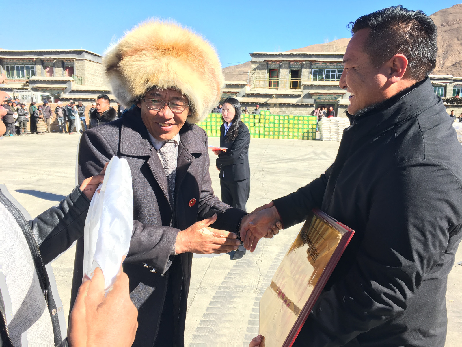 当地村干部为加央曲扎赠送荣誉牌匾.jpg