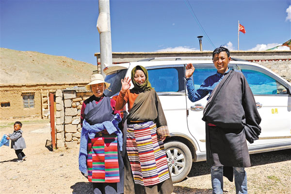 全区第一个家庭牧场,班戈县尼玛乡吾前村家庭牧场主人巴拉(左),和家人