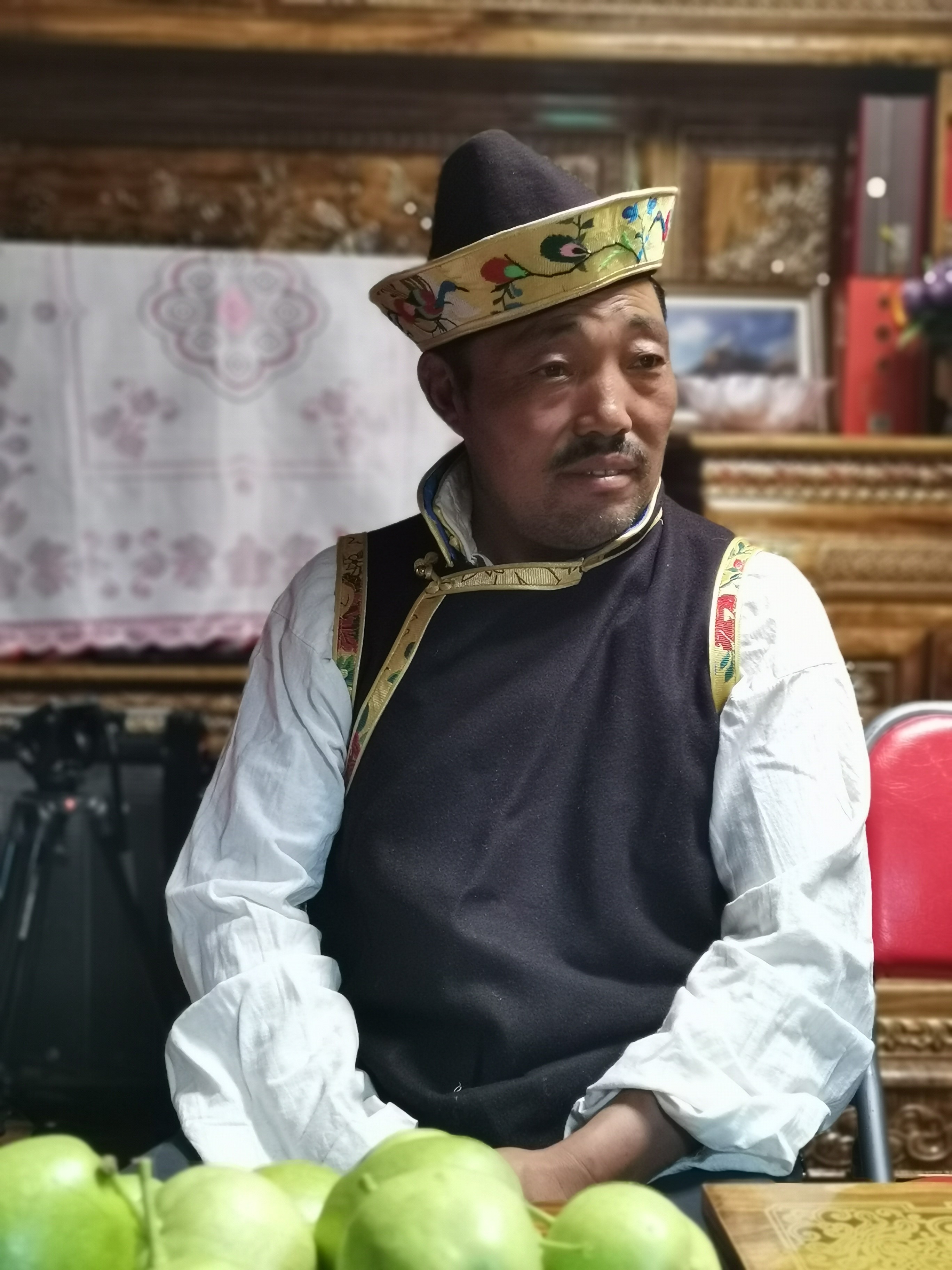 其帕在家接受“幸福花开新边疆”网络主题活动采访组记者采访。 澎湃新闻记者 高宇婷 图  