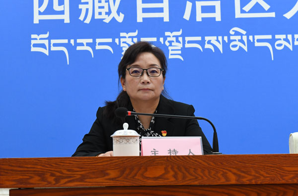 主持人：区党委宣传部副部长、政府新闻办主任 德吉卓嘎.jpg