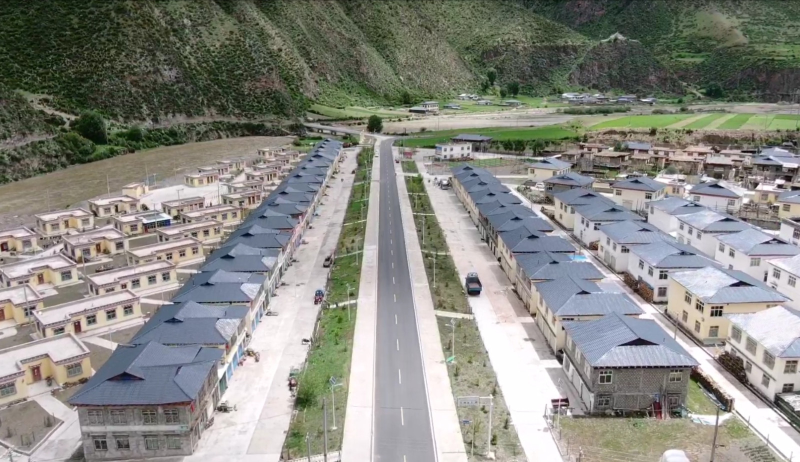 图为昌都市类乌齐县恩达村全貌.记者 周婷婷摄.jpg