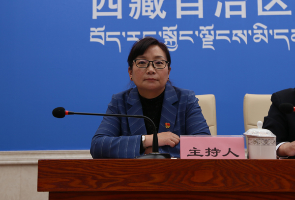 主持人：区党委宣传部副部长、区政府新闻办主任 德吉卓嘎.jpg