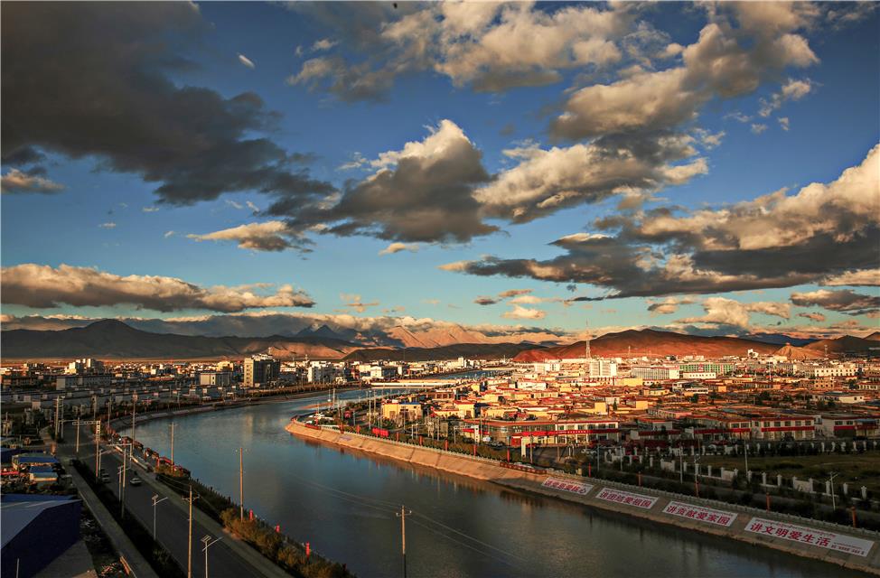 阿里地区噶尔县狮泉河镇风貌. 贡觉群培摄