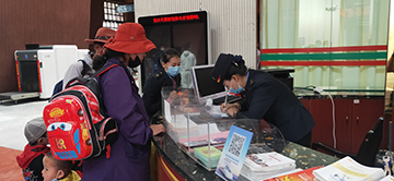 旅客正在进行登记。拉萨火车站供图.jpg