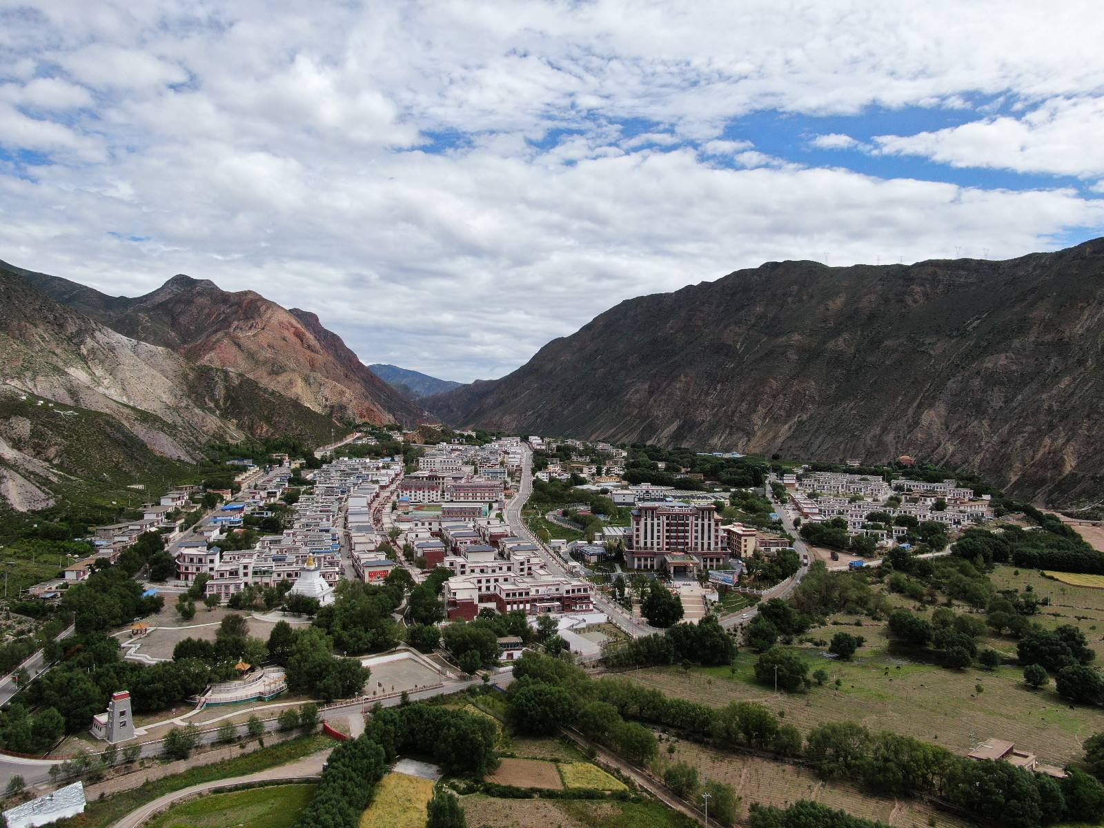 图为昌都市察雅县吉塘特色小镇全貌.记者 扎巴旺青 摄.jpg